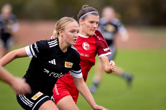 Regionalliga Nordost Frauen 1 FFV Erfurt vs 1 FC Union Berlin II 21 09 2025 Elisabeth Steiner 11 1 FC Union Berlin II vs Tessa Berger 16 1 FFV Erfurt Regionalliga Nordost Frauen 1 FFV Erfurt vs 1 FC Union Berlin II Sportforum Johannesplatz Erfurt 21 09 2025 Copyright: xBEAUTIFULxSPORTS Duehringx