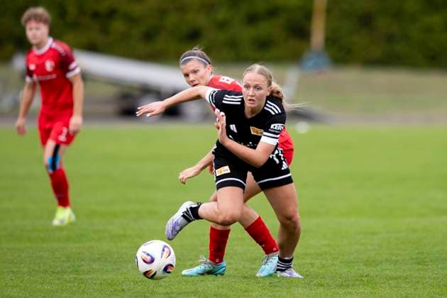 Regionalliga Nordost Frauen 1 FFV Erfurt vs 1 FC Union Berlin II 21 09 2025 Elisabeth Steiner 11 1 FC Union Berlin II vs Tessa Berger 16 1 FFV Erfurt Regionalliga Nordost Frauen 1 FFV Erfurt vs 1 FC Union Berlin II Sportforum Johannesplatz Erfurt 21 09 2025 Copyright: xBEAUTIFULxSPORTS Duehringx