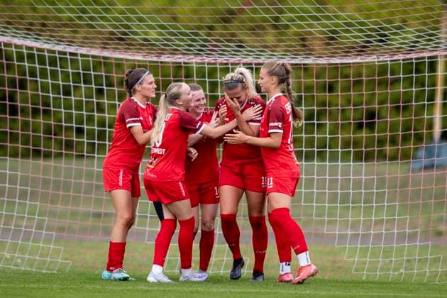 Regionalliga Nordost Frauen 1 FFV Erfurt vs 1 FC Union Berlin II 21 09 2025 Cheering from left Tessa Berger 16 1 FFV Erfurt , Maja Felicitas Bauerschmidt 10 1 FFV Erfurt , Katja Groll 14 1 FFV Erfurt , Mandy Uhl 18 1 FFV Erfurt and Neele Gast 11 1 FFV Erfurt Regionalliga Nordost Frauen 1 FFV Erfurt vs 1 FC Union Berlin II Sportforum Johannesplatz Erfurt 21 09 2025 Copyright: xBEAUTIFULxSPORTS Duehringx