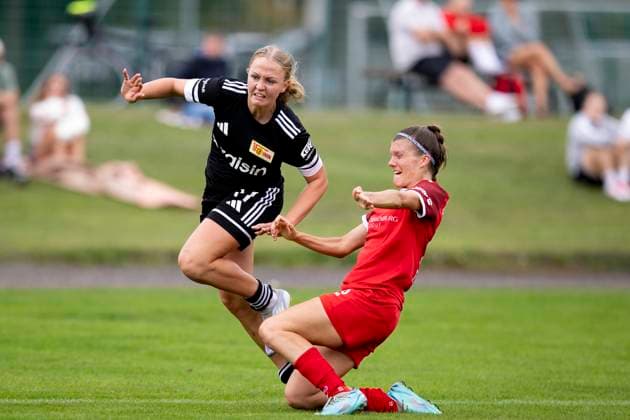 Regionalliga Nordost Frauen 1 FFV Erfurt vs 1 FC Union Berlin II 21 09 2025 Elisabeth Steiner 11 1 FC Union Berlin II vs Tessa Berger 16 1 FFV Erfurt Regionalliga Nordost Frauen 1 FFV Erfurt vs 1 FC Union Berlin II Sportforum Johannesplatz Erfurt 21 09 2025 Copyright: xBEAUTIFULxSPORTS Duehringx