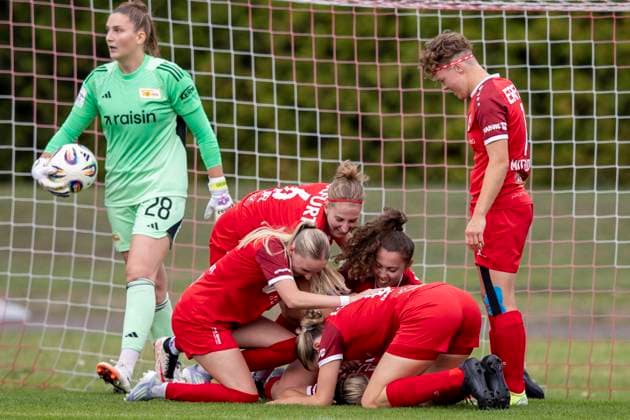 Regionalliga Nordost Frauen 1 FFV Erfurt vs 1 FC Union Berlin II 21 09 2025 Goal by Mandy Uhl 18 1 FFV Erfurt at the bottom and team Regionalliga Nordost Frauen 1 FFV Erfurt vs 1 FC Union Berlin II Sportforum Johannesplatz Erfurt 21 09 2025 Copyright: xBEAUTIFULxSPORTS Duehringx