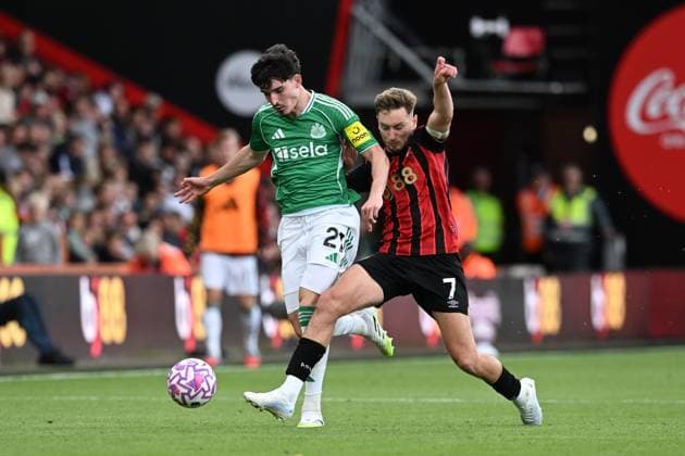 Bournemouth v Newcastle United Premier League 21 09 2025. Tino Livramento (21) of Newcastle United on the attack battles for possession with David Brooks (7) of AFC Bournemouth during the Premier League match between Bournemouth and Newcastle United at the Vitality Stadium, Bournemouth, England on 21 September 2025. Bournemouth Vitality Stadium Dorset England Editorial use only DataCo restrictions apply See www.football-dataco.com , Copyright: xGrahamxHuntx PSI-22881-0368