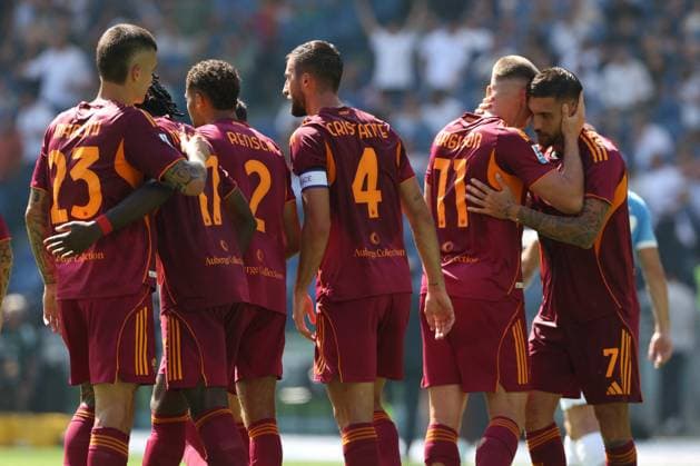 CALCIO - Serie A - SS Lazio vs AS Roma Rome, Italy September 21, 2025: Lorenzo Pellegrini of Roma score the goal and celebrate with the team during the Serie A Enilive 2025-2026 football derby match between SS Lazio and AS Roma at Olympic Stadium. Rome Italy  Copyright: xIPAxSport ABACAx