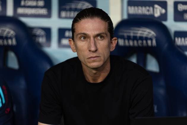 Soccer - Brasileirao 2025 - Flamengo v Vasco da Gama RIO DE JANEIRO, BRAZIL - SEPTEMBER 21: FILIPE LUIS, Head Coach of Flamengo, looks on prior to the match between Flamengo and Vasco da Gama as part of Brasileirao 2025 at Maracana Stadium on September 21, 2025 in Rio de Janeiro, Brazil. Rio de Janeiro Maracana Stadium Brazil Copyright: xRuanoxCarneiroxRuanoxCarneirox
