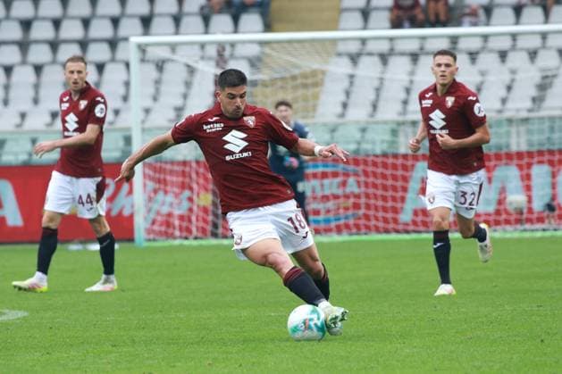 CALCIO - Serie A - Torino FC vs Atalanta BC Giovanni Simeone (Torino FC) controls the ball during Torino FC vs Atalanta BC, Italian soccer Serie A match in Turin, Italy, September 21 2025 Turin Italy  Copyright: xIPAxSport ABACAx