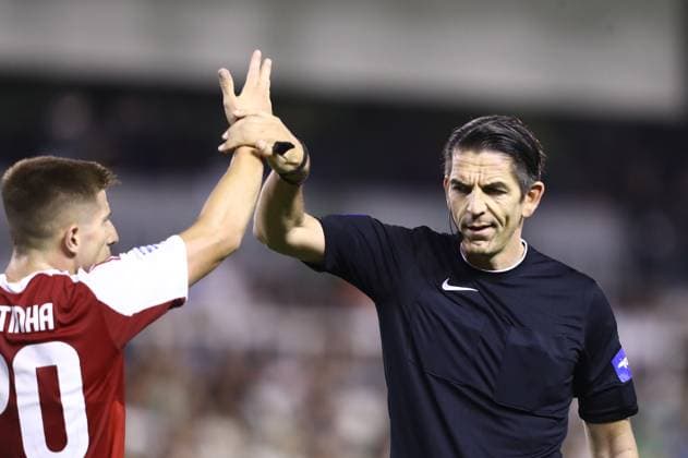 SuperLeague Greece, Panathinaikos vs Olympiacos - COSTINHA of Olympiacos react with referee Aytekin Deniz during the SuperLeague regular season soccer match between Panathinaikos FC and Olympiacos FC held at Apostolos Nikolaidis Stadium in Athens, Greece, 22 September 2025. IMAGO ONE INCH PRODUCTIONS ATHENS Greece Copyright: xOnexInchxProductionsx 6664982