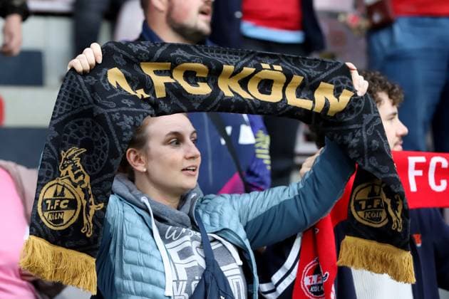 21 09 2025, xsscx, Frauen Fuï¬ball, 1 FC Koeln VfL Wolfsburg, 1 Fuï¬ball Bundesliga, 3 Spieltag, Franz Kremer Stadion, Saison 2025 2026 Fan mit schwarzem Schal Sonderedition 777 Jahre KËÜlner Dom vor dem Spiel DFB regulations prohibit any use of photographs as image sequences and or quasi video Nordrhein Westfalen Deutschland Nordrhein Westfalen Germany