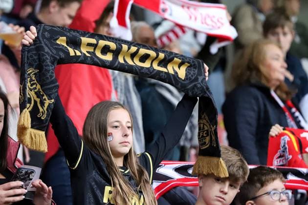 21 09 2025, xsscx, Frauen Fuï¬ball, 1 FC Koeln VfL Wolfsburg, 1 Fuï¬ball Bundesliga, 3 Spieltag, Franz Kremer Stadion, Saison 2025 2026 Fan mit schwarzem Schal Sonderedition 777 Jahre KËÜlner Dom vor dem Spiel DFB regulations prohibit any use of photographs as image sequences and or quasi video Nordrhein Westfalen Deutschland Nordrhein Westfalen Germany