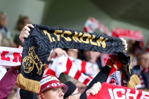 21 09 2025, xsscx, Frauen Fuï¬ball, 1 FC Koeln VfL Wolfsburg, 1 Fuï¬ball Bundesliga, 3 Spieltag, Franz Kremer Stadion, Saison 2025 2026 Fan mit schwarzem Schal Sonderedition 777 Jahre KËÜlner Dom vor dem Spiel DFB regulations prohibit any use of photographs as image sequences and or quasi video Nordrhein Westfalen Deutschland Nordrhein Westfalen Germany