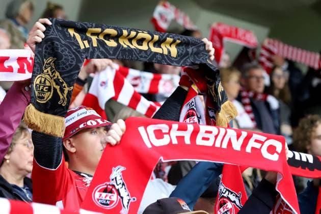 21 09 2025, xsscx, Frauen Fuï¬ball, 1 FC Koeln VfL Wolfsburg, 1 Fuï¬ball Bundesliga, 3 Spieltag, Franz Kremer Stadion, Saison 2025 2026 Fan mit schwarzem Schal Sonderedition 777 Jahre KËÜlner Dom vor dem Spiel DFB regulations prohibit any use of photographs as image sequences and or quasi video Nordrhein Westfalen Deutschland Nordrhein Westfalen Germany