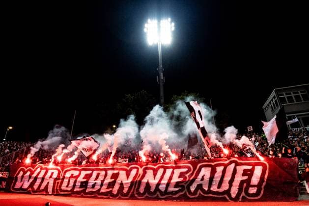 Fussball, Saison 2025 2026, 3. Liga, Donaustadion Ulm, 7. Spieltag, SSV Ulm 1846 Fußball - SSV Jahn Regensburg, 21.09.2025 21.09.2025, Fussball, Saison 2025 2026, 3. Liga, Donaustadion Ulm, 7. Spieltag, SSV Ulm 1846 Fußball - SSV Jahn Regensburg, Die Fans des SSV Ulm im Fanblock Heimblock D-Block Donaustadion mit einem Banner WIR GEBEN NIE AUF! mit Pyrotechnik Pyro Foto: Lucca Fundel Ulm Donaustadion Baden-Württemberg Deutschland *** Soccer, Season 2025 2026, 3 Liga, Donaustadion Ulm, 7 Matchday, SSV Ulm 1846 Soccer SSV Jahn Regensburg, 21 09 2025 21 09 2025, Soccer, Season 2025 2026, 3 Liga, Donaustadion Ulm, 7 Matchday, SSV Ulm 1846 Fußball SSV Jahn Regensburg, The fans of SSV Ulm in the fan block home block D block Donaustadion with a banner WIR GEBEN NIE AUF with pyrotechnics pyro photo Lucca Fundel Ulm Donaustadion Baden Württemberg Germany