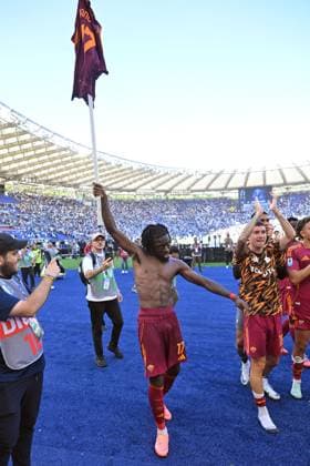 Manu Kone of AS Roma celebrating the victory at the end of the match during the serie A Enilive match between SS Lazio v Roma at olimpico stadium in Rome September 21st, 2025 Mattia Vian  Copyright: xMattiaxVian IPAxSportx xipa-agency.netx xx IPA_65458042 IPA_Agency_IPA65458042