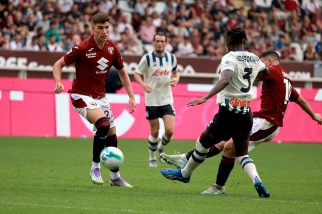 Giovanni Simeone (Torino FC) dangerous action during Torino FC vs Atalanta BC, Italian soccer Serie A match in Turin, Italy, September 21 2025  Copyright: xClaudioxBenedetto IPAxSportx xipa-agency.netx xx IPA_65461316 IPA_Agency_IPA65461316