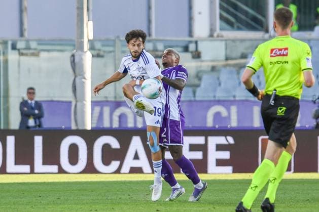 CALCIO - Serie A - ACF Fiorentina vs Como 1907 Nicolas Kuhn (Como) thwarted by Dodo Domilson Cordeiro Dos Santo (Fiorentina) during ACF Fiorentina vs Como 1907, Italian soccer Serie A match in Florence, Italy, September 21 2025 Florence Italy  Copyright: xIPAxSport ABACAx