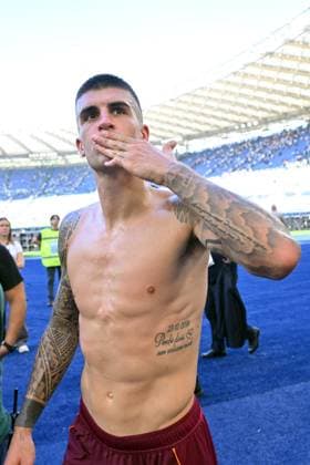CALCIO - Serie A - SS Lazio vs AS Roma Gianluca Mancini of AS Roma celebrating the victory at the end of the match during the serie A Enilive match between SS Lazio v Roma at olimpico stadium in Rome September 21st, 2025 Mattia Vian Rome Italy  Copyright: xIPAxSport ABACAx