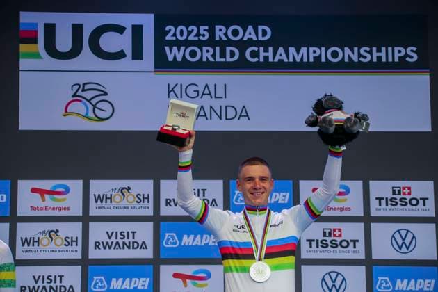 (250922) -- KIGALI, Sept. 22, 2025 -- Gold medalist Remco Evenepoel of Belgium poses during the awarding ceremony for the Men s Elite Individual Time Trial of the 2025 UCI Road World Championships in Kigali, Rwanda, on Sept. 21, 2025. (Photo by Xinhua) (SP)RWANDA-KIGALI-CYCLING-UCI-ROAD WORLD CHAMPIONSHIPS-MEN S ELITE CyrilxNdegeya 