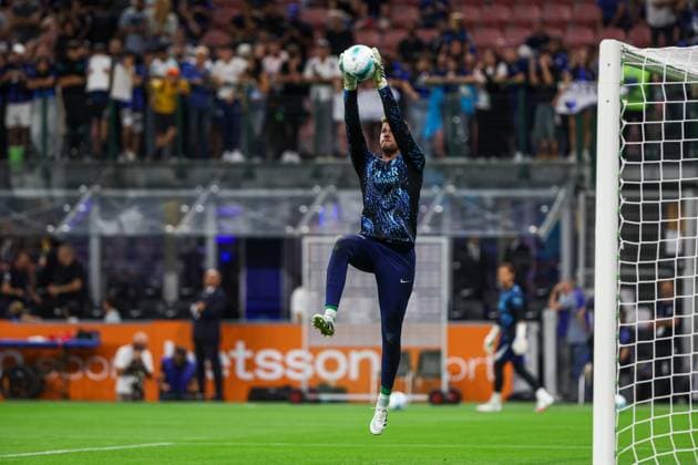 FC Internazionale v US Sassuolo Calcio - Serie A Josep Martinez of Internazionale Milano is in action during the Serie A match between FC Internazionale and Sassuolo at Giuseppe Meazza Stadium in Milan, Italy, on September 21, 2025. Milan Ticino Italy  Copyright: xMattiaxMarteganix originalFilename:martegani-notitle250921_npztZ.jpg