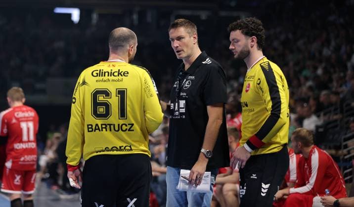 Co-coach Carsten Lichtlein talks to goalkeeper Laszlo Bartucz, goalkeeper Kristof Palasics upper body action Sport Handball HBL Bundesliga Men 5 Matchday Season 2025 2026 21 09 2025 Füchse Berlin vs MT Melsungen