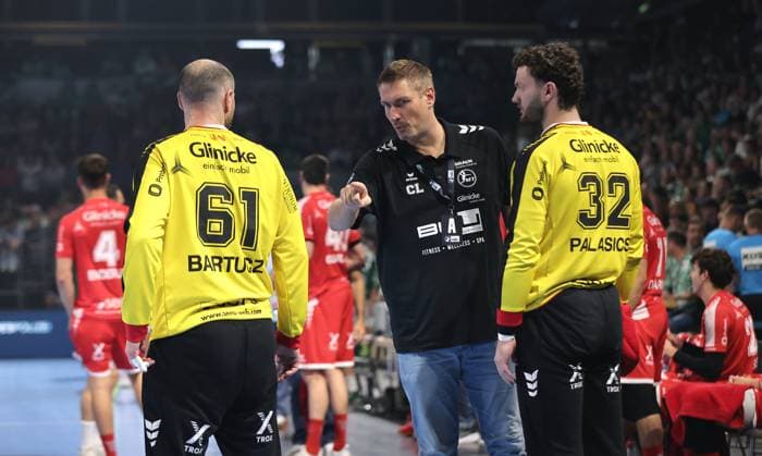 Co-coach Carsten Lichtlein talks to goalkeeper Laszlo Bartucz, goalkeeper Kristof Palasics upper body action Sport Handball HBL Bundesliga Men 5 Matchday Season 2025 2026 21 09 2025 Füchse Berlin vs MT Melsungen