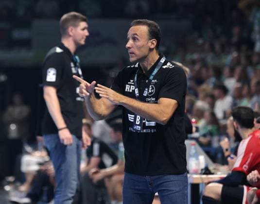 Coach Roberto Garcia Parrondo pointing, gesturing Upper body action Sport Handball HBL Bundesliga Men 5 Matchday Season 2025 2026 21 09 2025 Füchse Berlin vs MT Melsungen