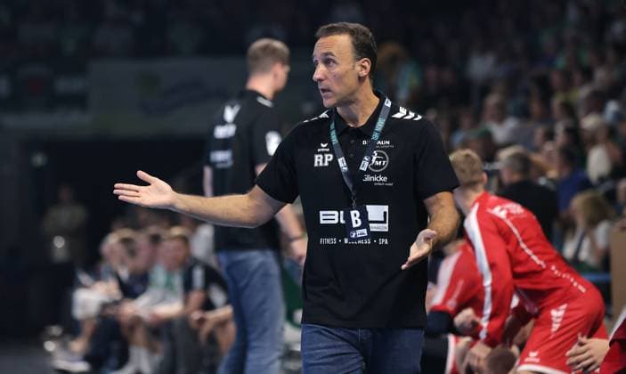 Coach Roberto Garcia Parrondo pointing, gesturing Upper body action Sport Handball HBL Bundesliga Men 5 Matchday Season 2025 2026 21 09 2025 Füchse Berlin vs MT Melsungen