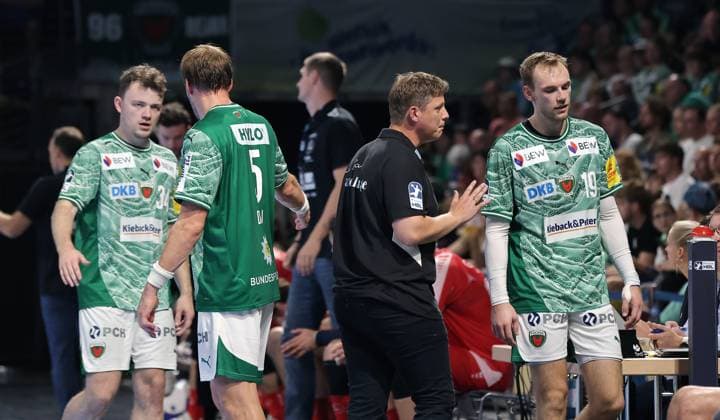 Hakun West av Teigum, Max Darj, coach Nicolej Krickau talks to Lasse Andersson Action upper body Sport Handball HBL Bundesliga Men 5 Matchday Season 2025 2026 21 09 2025 Füchse Berlin vs MT Melsungen