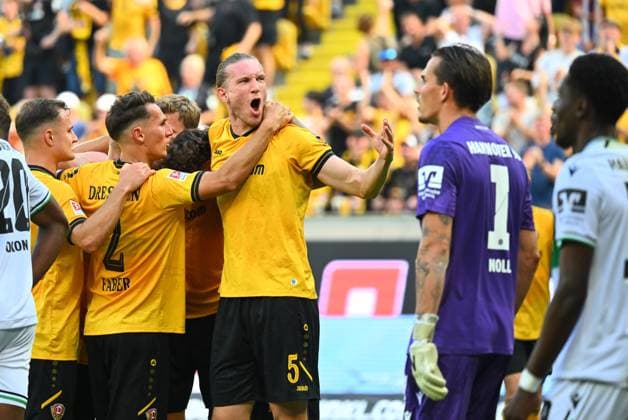 Torjubel Dresden, Jubel, f l Jakob Lemmer, Konrad Faber und Vinko Sapina alle Dresden , 21 09 2025, Fußball, GER, Saison 2025 2026, 2 Bundesliga, Zweite Liga, 6 Spieltag, Rudolf Harbig Stadion Dresden, SG Dynamo Dresden Hannover 96, DFB AND DFL REGULATIONS PROHIBIT ANY USE OF PHOTOGRAPHS as IMAGE SEQUENCES and or QUASI VIDEO,