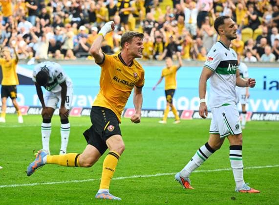 Torjubel Dresden, Jubel bei Christoph Daferner Dresden , 21 09 2025, Fußball, GER, Saison 2025 2026, 2 Bundesliga, Zweite Liga, 6 Spieltag, Rudolf Harbig Stadion Dresden, SG Dynamo Dresden Hannover 96, DFB AND DFL REGULATIONS PROHIBIT ANY USE OF PHOTOGRAPHS as IMAGE SEQUENCES and or QUASI VIDEO,