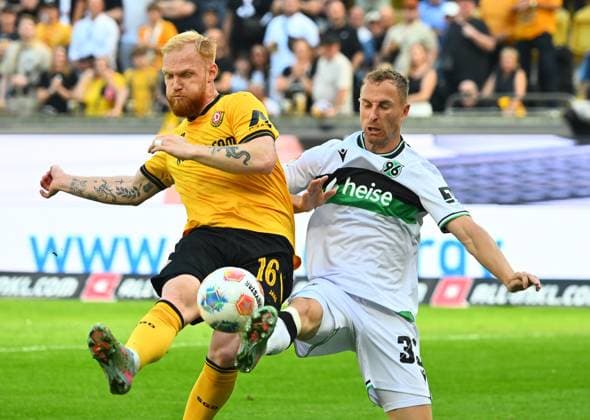 v l Nils Fröling Dresden vs Maurice Neubauer Hannover , 21 09 2025, Football, GER, Season 2025 2026, 2 Bundesliga, Zweite Liga, 6 Matchday, Rudolf Harbig Stadion Dresden, SG Dynamo Dresden Hannover 96, DFB AND DFL REGULATIONS PROHIBIT ANY USE OF PHOTOGRAPHS as IMAGE SEQUENCES and or QUASI VIDEO,