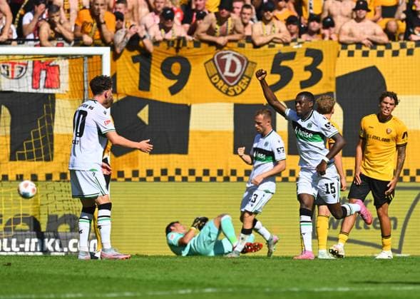 Goal to 2 2, Noel Aseko Nkili 15, Hannover scores against goalkeeper Tim Schreiber Dresden , 21 09 2025, Soccer, GER, Season 2025 2026, 2 Bundesliga, Zweite Liga, Matchday 6, Rudolf Harbig Stadion Dresden, SG Dynamo Dresden Hannover 96, DFB AND DFL REGULATIONS PROHIBIT ANY USE OF PHOTOGRAPHS as IMAGE SEQUENCES and or QUASI VIDEO,