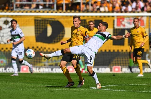 Enzo Leopold Hannover , behind Niklas Hauptmann Dresden , 21 09 2025, Soccer, GER, Season 2025 2026, 2 Bundesliga, Zweite Liga, 6 Matchday, Rudolf Harbig Stadion Dresden, SG Dynamo Dresden Hannover 96, DFB AND DFL REGULATIONS PROHIBIT ANY USE OF PHOTOGRAPHS as IMAGE SEQUENCES and or QUASI VIDEO,