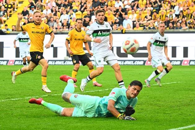 Goalkeeper Tim Schreiber Dresden , 21 09 2025, Soccer, GER, Season 2025 2026, 2 Bundesliga, Zweite Liga, 6 Matchday, Rudolf Harbig Stadion Dresden, SG Dynamo Dresden Hannover 96, DFB AND DFL REGULATIONS PROHIBIT ANY USE OF PHOTOGRAPHS as IMAGE SEQUENCES and or QUASI VIDEO,