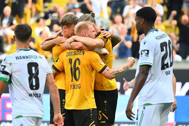 2 2 Torjubel Dresden, Jubel, vorn Torschütze Nils Fröling Dresden , 21 09 2025, Fußball, GER, Saison 2025 2026, 2 Bundesliga, Zweite Liga, 6 Spieltag, Rudolf Harbig Stadion Dresden, SG Dynamo Dresden Hannover 96, DFB AND DFL REGULATIONS PROHIBIT ANY USE OF PHOTOGRAPHS as IMAGE SEQUENCES and or QUASI VIDEO,