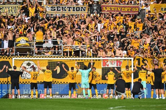 the Dresden team thanks its fans in the K Block after the match, 21 09 2025, Football, GER, Season 2025 2026, 2 Bundesliga, Second League, Matchday 6, Rudolf Harbig Stadion Dresden, SG Dynamo Dresden Hannover 96, DFB AND DFL REGULATIONS PROHIBIT ANY USE OF PHOTOGRAPHS AS IMAGE SEQUENCES AND OR QUASI VIDEO,