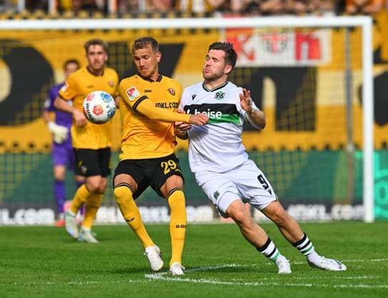 v l Lukas Boeder Dresden vs Paul Benjamin Sven Eber Källmann Hannover , 21 09 2025, Football, GER, Season 2025 2026, 2 Bundesliga, Second League, Matchday 6, Rudolf Harbig Stadion Dresden, SG Dynamo Dresden Hannover 96, DFB AND DFL REGULATIONS PROHIBIT ANY USE OF PHOTOGRAPHS as IMAGE SEQUENCES and or QUASI VIDEO,