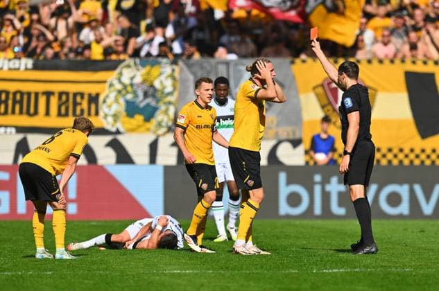 Referee Dr Max Burda shows Vinko Sapina Dresden the red card, 21 09 2025, Football, GER, Season 2025 2026, 2 Bundesliga, Zweite Liga, Matchday 6, Rudolf Harbig Stadion Dresden, SG Dynamo Dresden Hannover 96, DFB AND DFL REGULATIONS PROHIBIT ANY USE OF PHOTOGRAPHS as IMAGE SEQUENCES and or QUASI VIDEO,