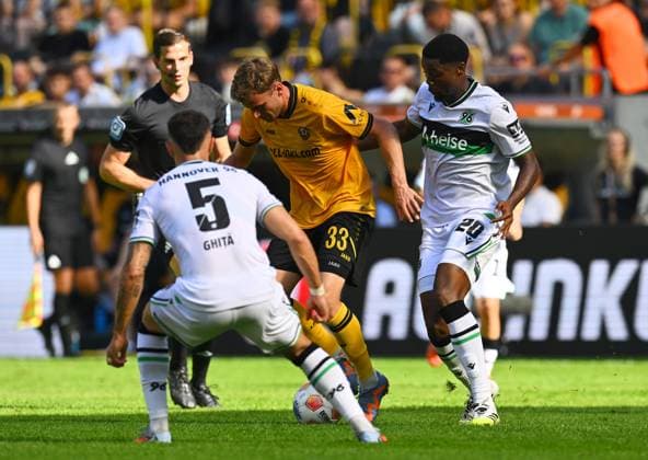 v l Virgil Eugen Ghia Hannover , Christoph Daferner Dresden , Ime Daniel Okon Hannover , 21 09 2025, Fußball, GER, Saison 2025 2026, 2 Bundesliga, Zweite Liga, 6 Spieltag, Rudolf Harbig Stadion Dresden, SG Dynamo Dresden Hannover 96, DFB AND DFL REGULATIONS PROHIBIT ANY USE OF PHOTOGRAPHS as IMAGE SEQUENCES and or QUASI VIDEO,