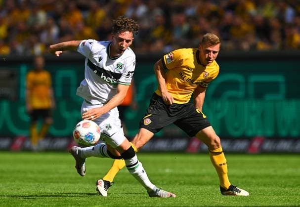 v l Jannik Rochelt Hannover vs Niklas Hauptmann Dresden , 21 09 2025, Football, GER, Season 2025 2026, 2 Bundesliga, Zweite Liga, 6 Matchday, Rudolf Harbig Stadion Dresden, SG Dynamo Dresden Hannover 96, DFB AND DFL REGULATIONS PROHIBIT ANY USE OF PHOTOGRAPHS as IMAGE SEQUENCES and or QUASI VIDEO,