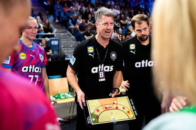 Krefeld Handball Women Laenderspiel Germany Netherlands Coach Markus Gaugisch Germany with the tactics board Krefeld Yayla Arena Nordrhein Westfalen Germany