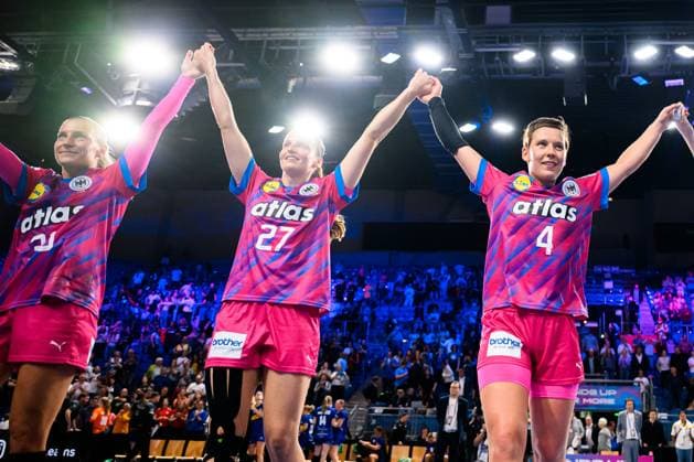 Krefeld Handball Women Laenderspiel Germany Netherlands Jenny Behrend Germany , Julia Maidhof Germany , Alina Grijseels Germany Final cheer Final cheer Emotion Joy Krefeld Yayla Arena Nordrhein Westfalen Germany