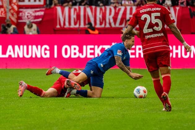 Match scene, duel, f l Cedric Itten Fortuna Duesseldorf, 13 , Luca Marseiler SV Darmstadt 98, 08 , Matthias Zimmermann Fortuna Duesseldorf, 25 , GER, Fortuna Duesseldorf vs SV Darmstadt 98, Soccer, 2 Bundesliga, Matchday 6, Season 2025 2026, 21 09 2025, DFL REGULATES PROHIBIT ANY USE OF PHOTOGRAPHS AS IMAGE SEQUENCES AND OR QUASI VIDEO, GER, Fortuna Duesseldorf vs SV Darmstadt 98, Football, 2 Bundesliga, Matchday 6, Season 2025 2026, 21 09 2025 Duesseldorf Copyright: xEibner-Pressefoto Jan-NiclasxGrox EP_JGG