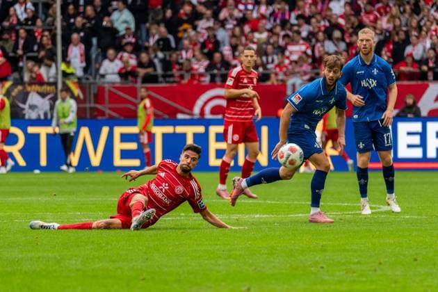 Match scene, ball action, action, v l Anouar El Azzouzi Fortuna Duesseldorf, 08 , Killian Corredor SV Darmstadt 98, 34 , Kai Klefisch SV Darmstadt 98, 17 , GER, Fortuna Duesseldorf vs SV Darmstadt 98, Soccer, 2 Bundesliga, Matchday 6, Season 2025 2026, 21 09 2025, DFL REGULATES PROHIBIT ANY USE OF PHOTOGRAPHS AS IMAGE SEQUENCES AND OR QUASI VIDEO, GER, Fortuna Duesseldorf vs SV Darmstadt 98, Football, 2 Bundesliga, Matchday 6, Season 2025 2026, 21 09 2025 Duesseldorf Copyright: xEibner-Pressefoto Jan-NiclasxGrox EP_JGG