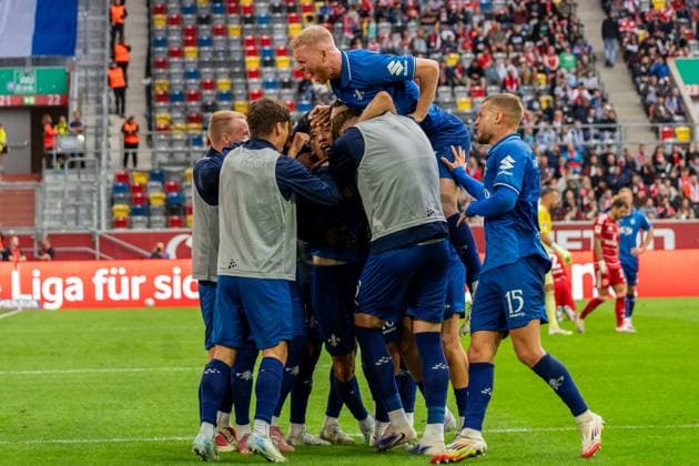 Cheers for the goal to 0 1 by Hiroki Akiyama SV Darmstadt 98, 16 , GER, Fortuna Duesseldorf vs SV Darmstadt 98, Football, 2 Bundesliga, Matchday 6, Season 2025 2026, 21 09 2025, DFL REGULATES PROHIBIT ANY USE OF PHOTOGRAPHS AS IMAGE SEQUENCES AND OR QUASI VIDEO, GER, Fortuna Duesseldorf vs SV Darmstadt 98, Football, 2 Bundesliga, Matchday 6, Season 2025 2026, 21 09 2025 Duesseldorf Copyright: xEibner-Pressefoto Jan-NiclasxGrox EP_JGG