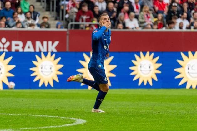Celebration for the goal to 0 2 by Fabian Nuernberger SV Darmstadt 98, 15 , GER, Fortuna Duesseldorf vs SV Darmstadt 98, Football, 2 Bundesliga, Matchday 6, Season 2025 2026, 21 09 2025, DFL REGULATIONS PROHIBIT ANY USE OF PHOTOGRAPHS AS IMAGE SEQUENCES AND OR QUASI VIDEO, GER, Fortuna Duesseldorf vs SV Darmstadt 98, Football, 2 Bundesliga, Matchday 6, Season 2025 2026, 21 09 2025 Duesseldorf Copyright: xEibner-Pressefoto Jan-NiclasxGrox EP_JGG
