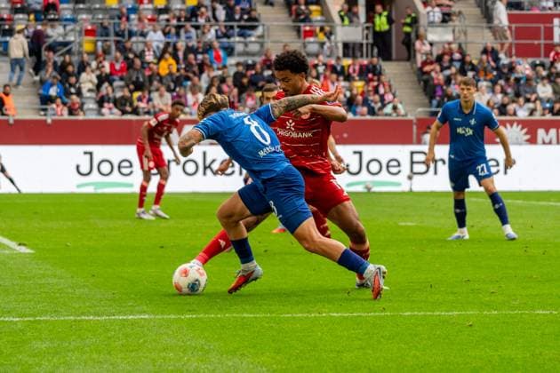 Match scene, duel, ball action, dribbling, f l Luca Marseiler SV Darmstadt 98, 08 , Emmanuel Iyoha Fortuna Duesseldorf, 19 , Bartosz Bialek SV Darmstadt 98, 27 , GER, Fortuna Duesseldorf vs SV Darmstadt 98, Soccer, 2 Bundesliga, Matchday 6, Season 2025 2026, 21 09 2025, DFL REGULATES PROHIBIT ANY USE OF PHOTOGRAPHS AS IMAGE SEQUENCES AND OR QUASI VIDEO, GER, Fortuna Duesseldorf vs SV Darmstadt 98, Football, 2 Bundesliga, Matchday 6, Season 2025 2026, 21 09 2025 Duesseldorf Copyright: xEibner-Pressefoto Jan-NiclasxGrox EP_JGG