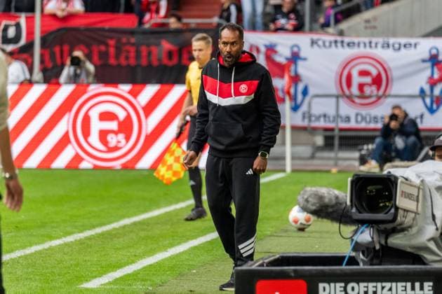 Crop, Portrait, Gesture, Gesture, Emotion Daniel Thioune Fortuna Duesseldorf, Head Coach , GER, Fortuna Duesseldorf vs SV Darmstadt 98, Soccer, 2 Bundesliga, 6 Matchday, Season 2025 2026, 21 09 2025, DFL REGULATIONS PROHIBIT ANY USE OF PHOTOGRAPHS AS IMAGE SEQUENCES AND OR QUASI VIDEO, GER, Fortuna Duesseldorf vs SV Darmstadt 98, Football, 2 Bundesliga, Matchday 6, Season 2025 2026, 21 09 2025 Duesseldorf Copyright: xEibner-Pressefoto Jan-NiclasxGrox EP_JGG