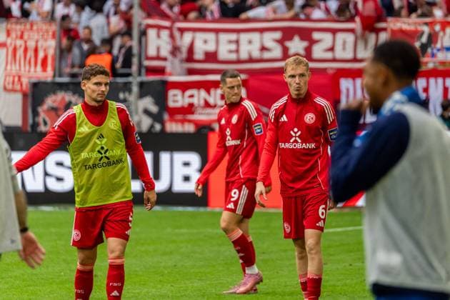 Reaction f l Moritz Heyer Fortuna Duesseldorf, 05 , Zan Celar Fortuna Duesseldorf, 09 , Tim Breithaupt Fortuna Duesseldorf, 06 on the final whistle, GER, Fortuna Duesseldorf vs SV Darmstadt 98, Soccer, 2 Bundesliga, Matchday 6, Season 2025 2026, 21 09 2025, DFL REGULATES PROHIBIT ANY USE OF PHOTOGRAPHS AS IMAGE SEQUENCES AND OR QUASI VIDEO, GER, Fortuna Duesseldorf vs SV Darmstadt 98, Football, 2 Bundesliga, Matchday 6, Season 2025 2026, 21 09 2025 Duesseldorf Copyright: xEibner-Pressefoto Jan-NiclasxGrox EP_JGG