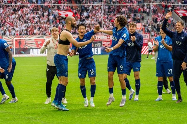 SV Darmstadt 98 team celebrates the victory in front of the away block, from l Benedikt Boerner SV Darmstadt 98, 24 , Aleksandar Vukotic SV Darmstadt 98, 20 , Hiroki Akiyama SV Darmstadt 98, 16 , Fraser Hornby SV Darmstadt 98, 09 , Matej Maglica SV Darmstadt 98, 05 , Bartosz Bialek SV Darmstadt 98, 27 , Alexander Brunst SV Darmstadt 98, 30 , GER, Fortuna Duesseldorf vs SV Darmstadt 98, Football, 2 Bundesliga, Matchday 6, Season 2025 2026, 21 09 2025, DFL REGULATES PROHIBIT ANY USE OF PHOTOGRAPHS AS IMAGE SEQUENCES AND OR QUASI VIDEO, GER, Fortuna Duesseldorf vs SV Darmstadt 98, Football, 2 Bundesliga, Matchday 6, Season 2025 2026, 21 09 2025 Duesseldorf Copyright: xEibner-Pressefoto Jan-NiclasxGrox EP_JGG