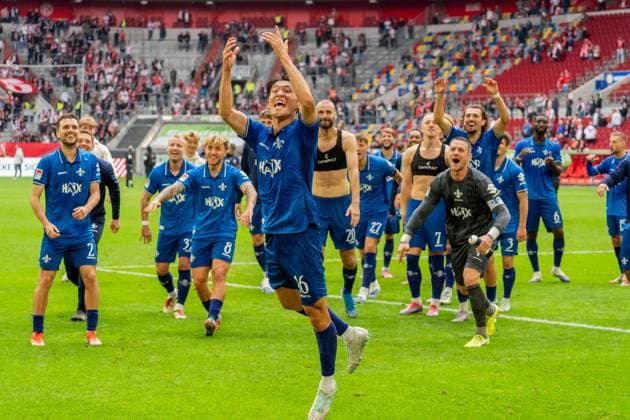 SV Darmstadt 98 team celebrates victory in front of the away block, GER, Fortuna Duesseldorf vs SV Darmstadt 98, Football, 2 Bundesliga, Matchday 6, Season 2025 2026, 21 09 2025, DFL REGULATES PROHIBIT ANY USE OF PHOTOGRAPHS AS IMAGE SEQUENCES AND OR QUASI VIDEO, GER, Fortuna Duesseldorf vs SV Darmstadt 98, Football, 2 Bundesliga, Matchday 6, Season 2025 2026, 21 09 2025 Duesseldorf Copyright: xEibner-Pressefoto Jan-NiclasxGrox EP_JGG