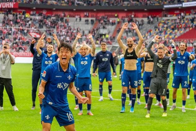 SV Darmstadt 98 team celebrates victory in front of the away block, GER, Fortuna Duesseldorf vs SV Darmstadt 98, Football, 2 Bundesliga, Matchday 6, Season 2025 2026, 21 09 2025, DFL REGULATES PROHIBIT ANY USE OF PHOTOGRAPHS AS IMAGE SEQUENCES AND OR QUASI VIDEO, GER, Fortuna Duesseldorf vs SV Darmstadt 98, Football, 2 Bundesliga, Matchday 6, Season 2025 2026, 21 09 2025 Duesseldorf Copyright: xEibner-Pressefoto Jan-NiclasxGrox EP_JGG